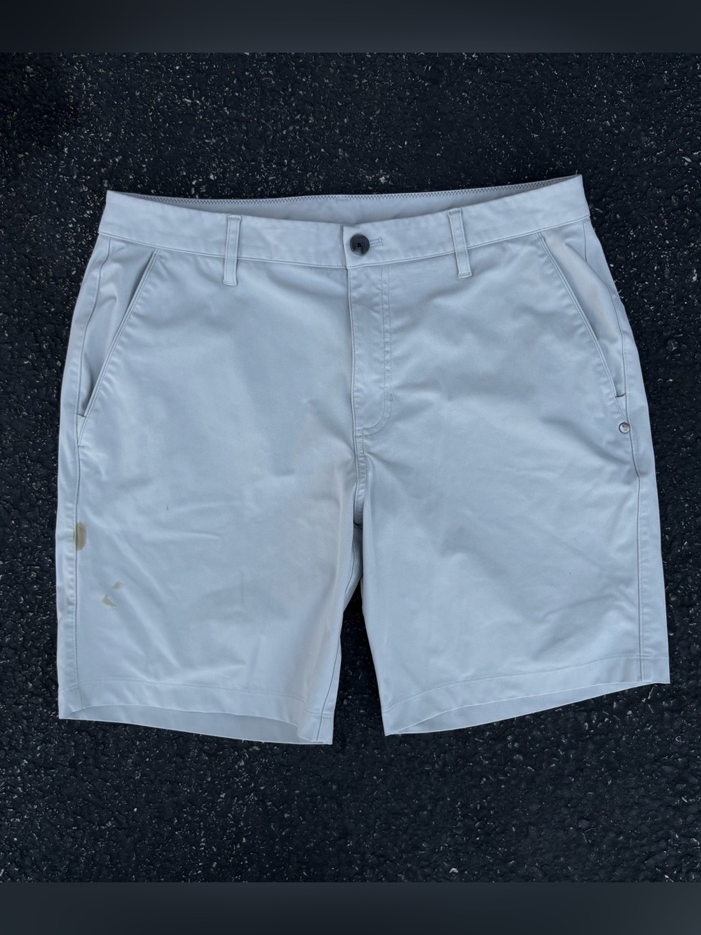 Vuori Men's Vuori Meta Cargo Short Shorts Beige Grey Size 34 Casual Comfort USA